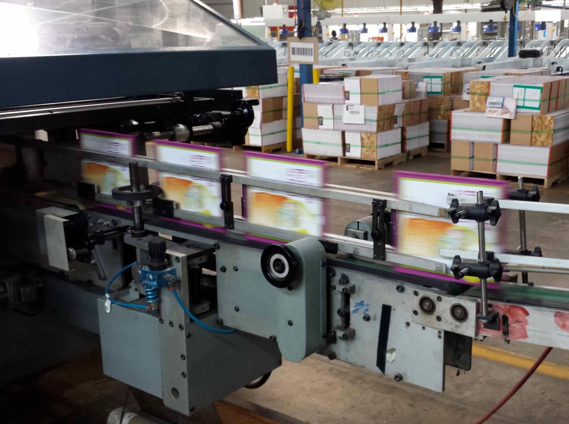 Custom stand-up pouches, child-resistant bags, and flexible packaging solutions with reclosable zippers, tear notches, and sustainable materials.